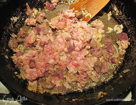 К обжаренному луку добавить фарш. Разминая вилкой, чтобы не образовались комки, обжаривать фарш 5 минут. К обжаренному фаршу добавить порезанную мелку печенку. Мешая обжаривать еще 5 минут. Закрыть крышкой и отставить в сторону чтобы печень доготовилась. 