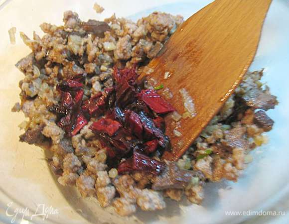 Вяленые помидоры  и шалфей порезать на кусочки. Порезанные помидоры и шалфей добавить к теплому фаршу.
