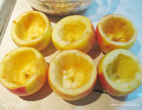 Яблоки помыть. У яблок срезать верхушку и выбрать серединку, оставляя толщину стенок 0,5 - 1 см.  Подготовленные яблоки сбрызнуть лимонным соком. 