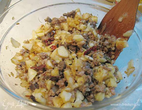 Вынутую мякоть яблок нарезать на кусочки и сбрызнуть лимонным соком. Порезанную мякоть добавить к фаршу. Перемешать, посолить, поперчить начинку для яблок. 