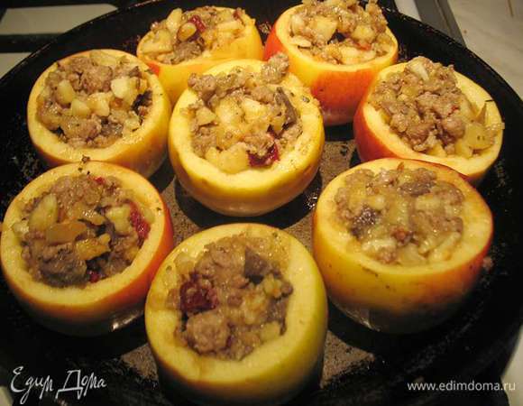 Яблоки наполнить начинкой. На каждое яблоко положить кусочек сливочного масла и накрыть срезанными яблочными верхушками. 
