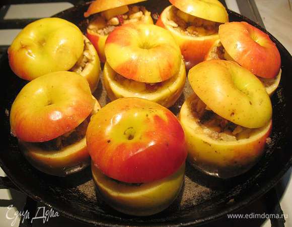 Подготовленные яблоки полить белым вином и запекать в предварительно разогретой 200 градусов духовке 25 минут.  Периодически поливая образовавшимся соусом. 