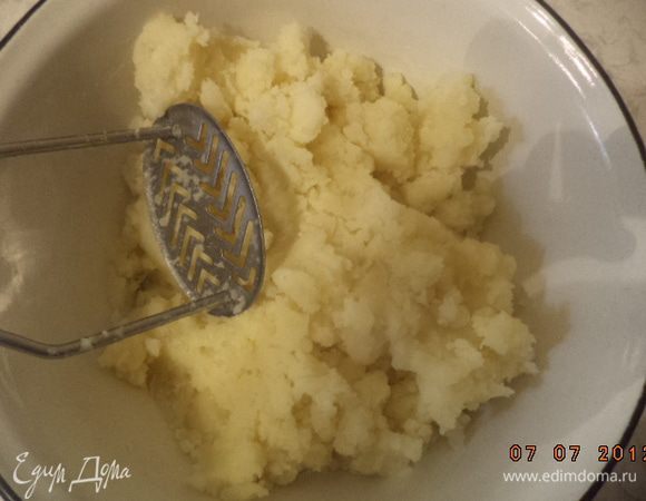 Картофель вымыть, очистить и отварить в подсоленной воде до готовности. Воду слить, размять картофель толкушкой в пюре, добавить сливочное масло, тщательно перемешать.