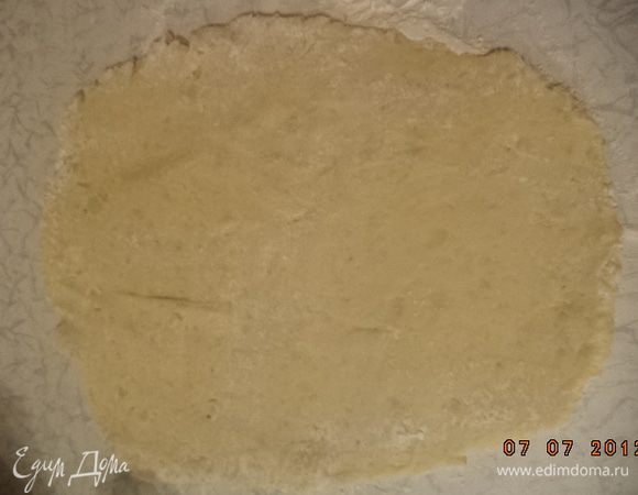 Раскатать тесто в прямоугольник.