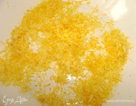 Натереть на мелкой терке цедру одного лимона.