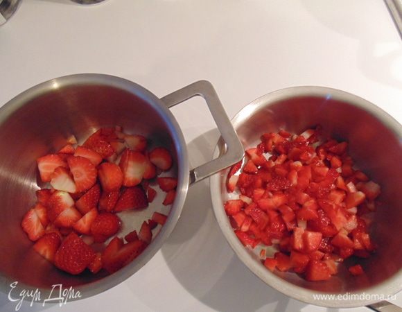 Клубнику разделить на две части, первую нарезать мелко кубиками, добавить к ней 1 ст. ложку розовой воды. Вторую часть порезать, добавить 1 ст.ложку лимонного сока и 50 г сахара, пюрировать.