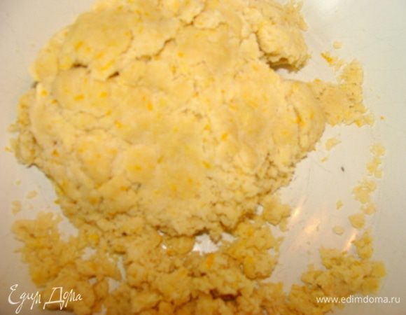 Потом она  сформируется в шар...  постепенно. В процессе можно добавлять муку, если тесто недостаточно плотное или масло, если оно совсем не хочет формироваться в шар. Дозировка тут не может быть точной, ингредиенты используются на усмотрение. Мне нравится, когда тесто очень плотное, впоследствии корж получается рассыпчатый и на вид как бы мраморный.