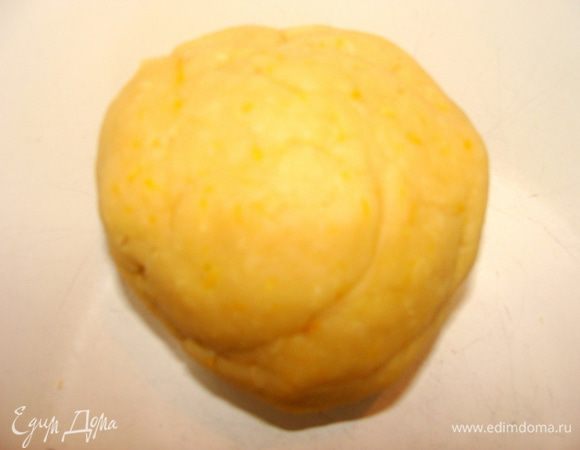 Плотный шарик. Обмотать его пищевой пленкой и убрать в холодильник не менее чем на 30 минут, можно на 1 час.