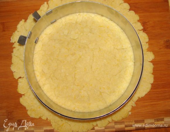 Данный пирог будет размером 24 см. Тесто раскатать толщиной 0.4 см. Оно должно получиться немного больше в диаметре чем форма.