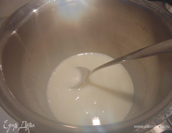 150 г молока и 200 г сахара довести в кастрюле до кипения, охладить до комнатной температуры.