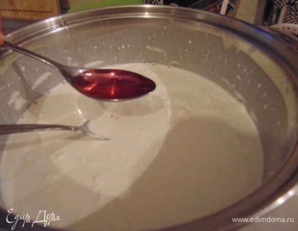 Оставшееся молоко, сливки и маскарпоне хорошо перемешать, влить остывший молочный сироп, 5 ст.л. розовой воды и клубничное пюре, перемешать.