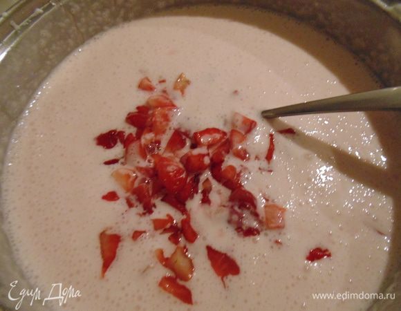 Добавить кусочки клубники.