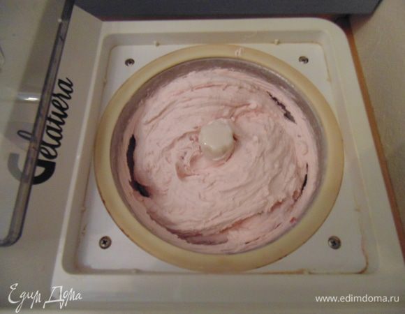 Приготовьте в мороженице согласно инструкции.
Если нет мороженицы, поместить мороженое в морозильную камеру на 1- 1,5 часа, затем взбить блендером и снова поставить в морозильную камеру на 3 часа.