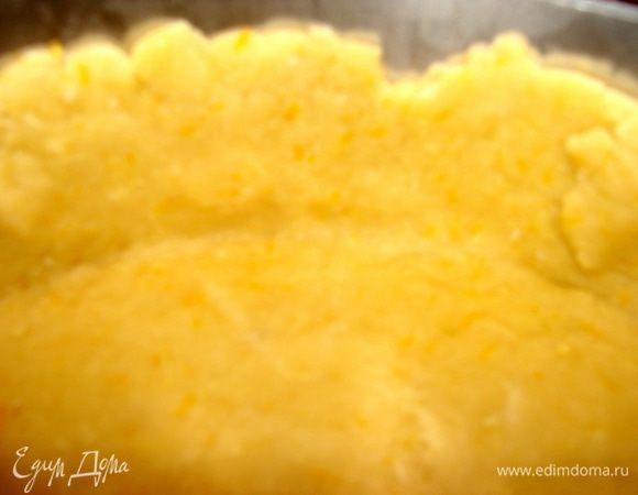 Опустить тесто на дно формы, если что-то распалось, это не беда, тесто легко формируется. Придавить его к краям формы. У меня форма без дна, я противень застелила пекарской бумагой, на нее поставила форму, потом уже выложила тесто.