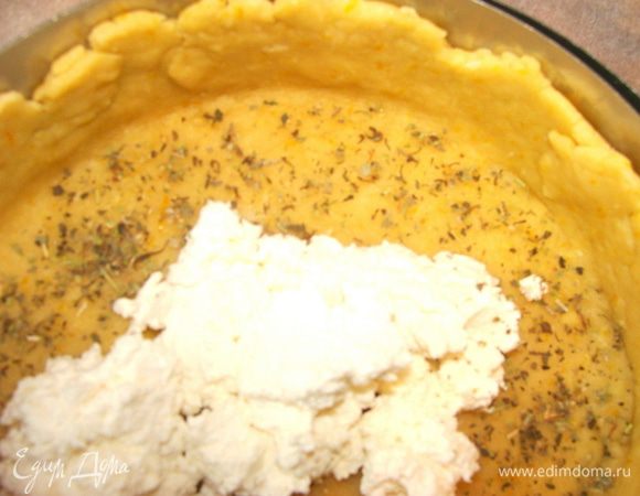 Посыпать тесто смесью прованских трав или любимыми по своему вкусу.