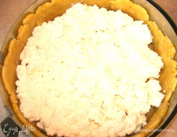 Сверху выложить рикотту.