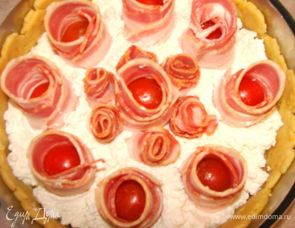 Помидорки обмотать беконом и установить поверх сыра.