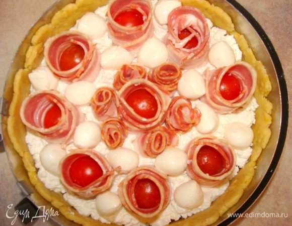 Между помидорок распределить шарики моцареллы. Поставить в духовку, разогретую до 180* на 30-40 минут.