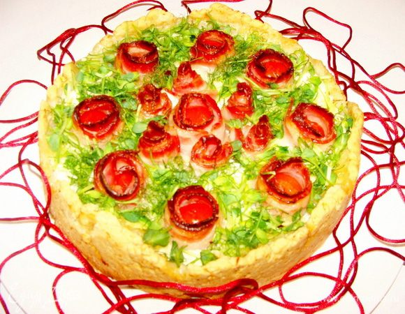 Выложить слегка остывший пирог на блюдо, посыпать зеленью и можно сразу подавать.