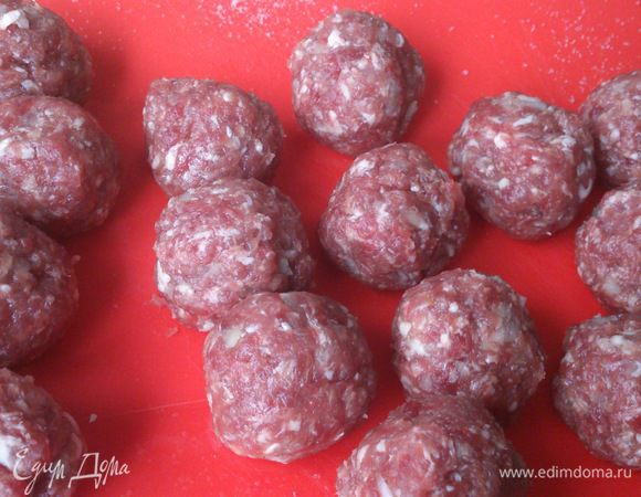 Прокрутить мясо, лук и чеснок в мясорубке. приправить. Фарш хорошо вымесить и накрутить маленьких фрикаделек. Отправить их в морозилку, пока готовится тесто.