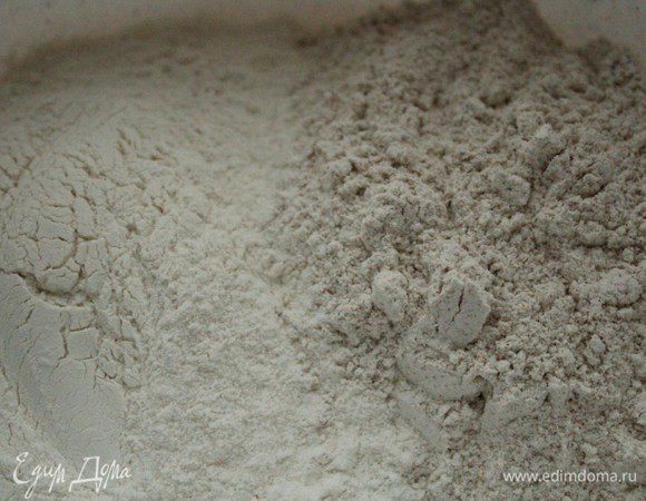 Соединить 2 вида муки, втереть в них дрожжи, затем добавить соль и воду и замесить тесто. Я это делаю при помощи миксера насадками для замешивания теста. Сначала 2 мин. на низкой скорости, потом скорость увеличить  и месить еще 7 минут, пока тесто не станет гладким и эластичным.