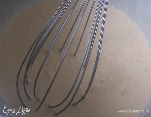 Яйца слегка взбить со сметаной.