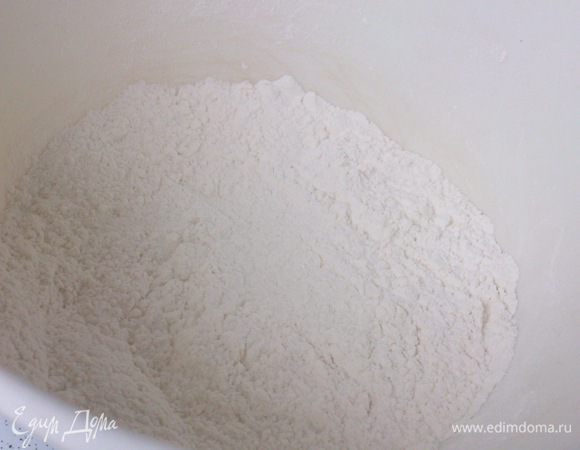 Смешать и просеять все сухие ингредиенты.