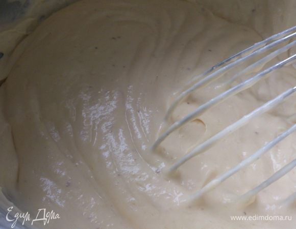 Смешать легонько обе смеси до получения жидкого теста.