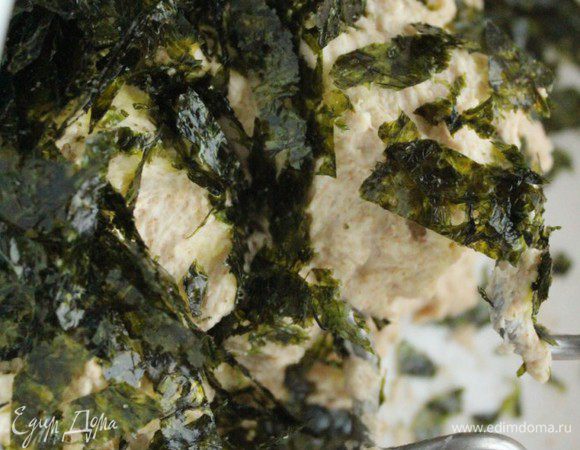 В конце замеса добавить сухие водоросли (у меня - сухая морская капуста) и вымешивать  до тех пор, пока водоросли не распределятся по тесту равномерно...