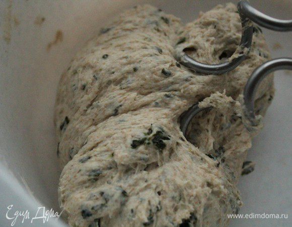 Сформировать из теста шар, уложить в присыпанную мукой чашу, укрыть полотенцем и оставить на 1 час. Через час тесто обмять и оставить еще на 45 минут. 