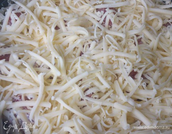 Сыр натереть на крупную терку и посыпать сверху.