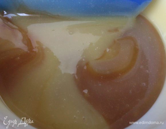 Добавить шоколад к карамели, хорошо смешать и охладить.