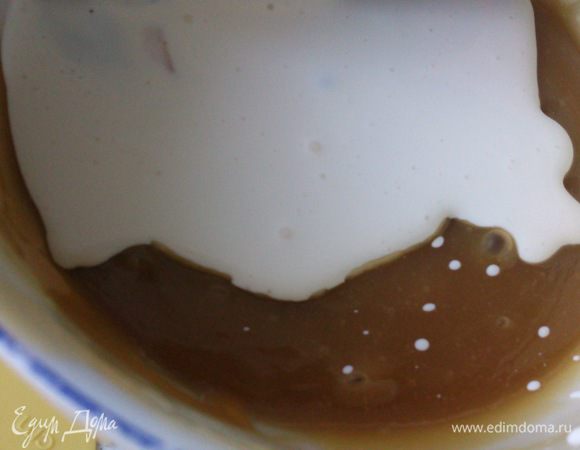 В остывшую массу влить холодные сливки и перемешать.