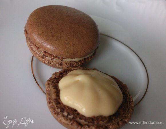 Выкладывать начинку из кондитеркого мешка на серединку печенья и склеивать попарно. Есть второй вариант начинки. Серединку печенья легонько вдавить пальцем внутрь и наполнить кремом. Тогда начинки будет еще больше.