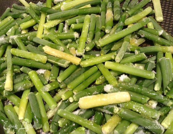 Чесночные стрелки обжарить на 1 ст л оливкового масла.