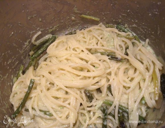 Смешать чесночные стрелки, соус и спагетти.