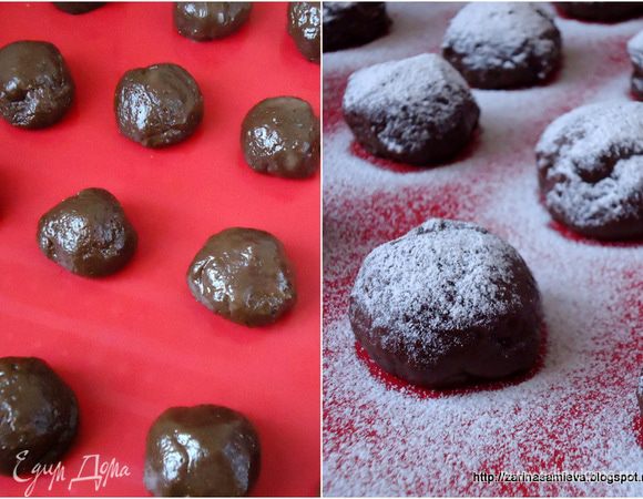 После вынуть из холода и сформовать  руками, смоченными в воде комочки. Присыпать их сахарной пудрой (это не обязательно). Выпекать в заранее разогретой духовке при 180°С, 15 минут.