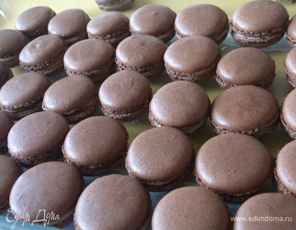 Выложить печенье в лоток и поставить в холодное место, желательно на сутки. А вообще чем дольше они постоят, тем вкуснее будут.