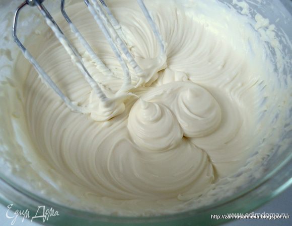 Для крема: Творожную пасту смешать со сливками и сахарной пудрой (сладость регулируйте по вкусу). Взбить до объединения. 
