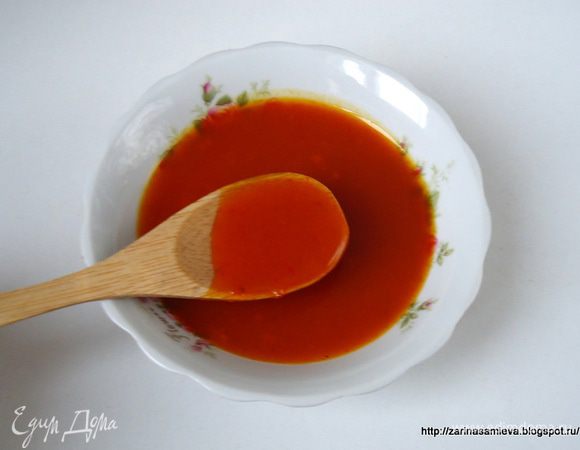 Для сиропа: Облепиховый сироп у меня уже заготовленный на зиму впрок. Если у вас нет такого, то его можно сделать из замороженных ягод. Ягоды не размораживая сложить в кастрюлю с толстым дном и нагреть на огне, что бы они стали мягкими. Протереть через сито. Жмых выбросить. Протертый сироп смешать с сахаром, нагреть на плите до растворения сахара. Дать закипеть, убрать с огня, остудить. Сироп готов. 