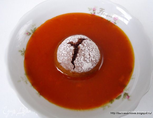 Сборка десерта: Печенье окунуть со всех сторон в облепиховый сироп, выложить первым слоем в вазочку.
