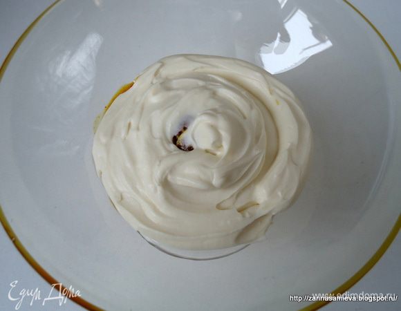 Сверху покрыть кремом.
