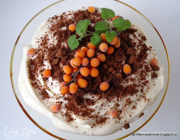 Украсить десерт трюфельной крошкой, ягодами облепихи и листиками мелиссы. 
