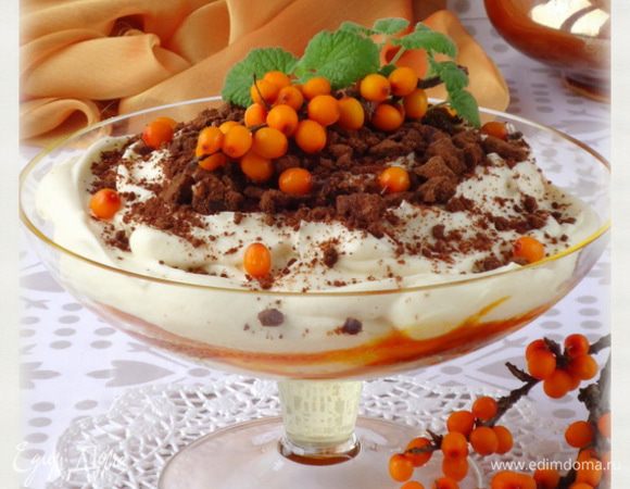 *Я бы рекомендовала десерту дать настоятся и перед подачей его украсить. А если нет времени, то печенье лучше разломать на кусочки, укладывая его в креманки поливать сиропом и покрывать кремом.
Приятного!!
