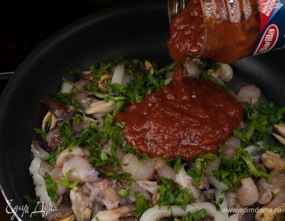 Добавить томатный соус и тушить в течение 10 мин.