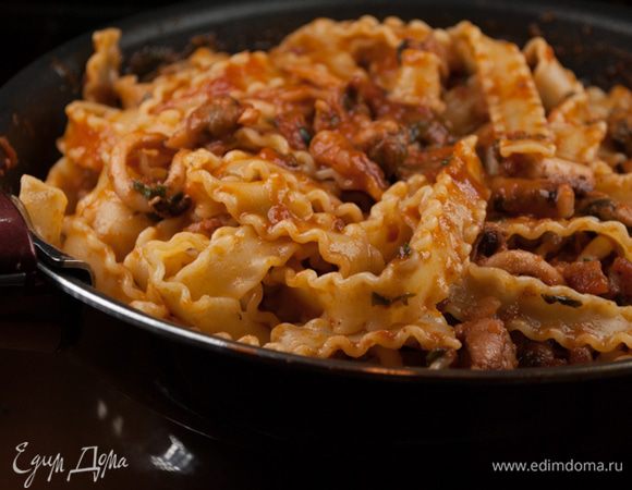 Сварить пасту до полутвердого состояния (альденте) в кастрюле со слегка подсоленной кипящей водой. Слить воду, смешать пасту с соусом из морепродуктов, переложить на алюминиевую фольгу, завернуть в виде свертка и запекать в духовке при температуре 200°C около 5 мин. Готовую пасту сразу подать на стол.