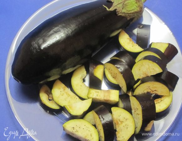 Баклажаны вымыть и обсушить. Затем разрезать пополам и нарезать ломтиками.