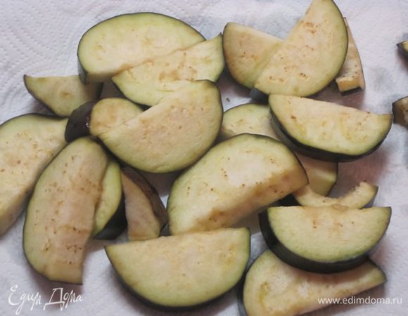 Затем хорошо промыть холодной водой, отжать и обсушить. Это делается для того, чтобы удалить горечь из баклажанов.