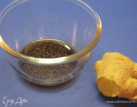  Имбирь натереть. Соевый соус перемешать с тертым имбирем.