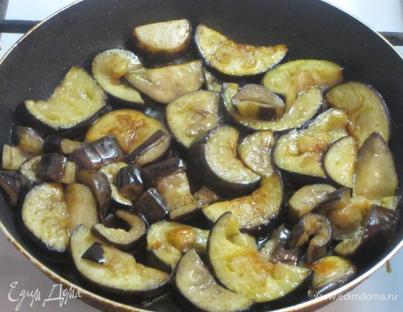 Подготовленные баклажаны выложить в сотейник или сковороду с разогретым растительным маслом и жарить, помешивая, в течение 10-12 минут.